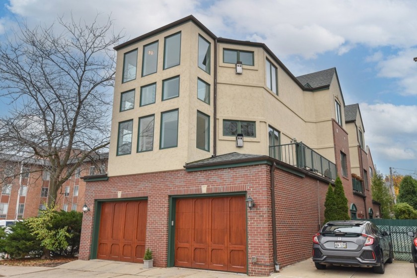 This exceptional 3 BD/3.5 BA Townhome, located in the highly - Beach Condo for sale in Milwaukee, Wisconsin on Beachhouse.com