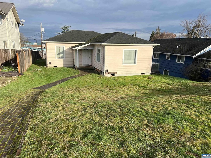 Investor / Contractor Opportunity! This centrally located - Beach Home for sale in Port Angeles, Washington on Beachhouse.com