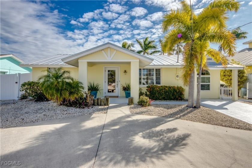 HUGE PRICE REDUCTION!!!! Live your best island life in this - Beach Home for sale in Matlacha, Florida on Beachhouse.com