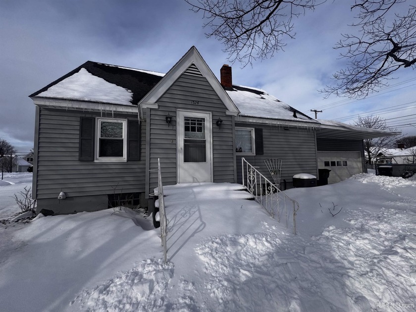 Home priced to sell! Don't miss this 2-bedroom, 1-bath home - Beach Home for sale in Escanaba, Michigan on Beachhouse.com
