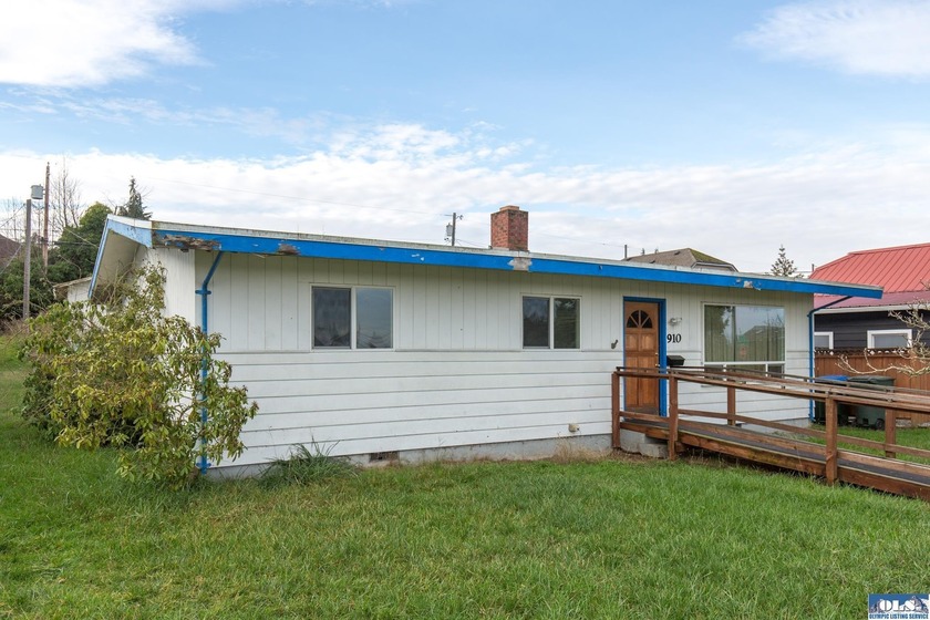 iscover this 1,756 sq ft 1960s rambler, full of character and - Beach Home for sale in Port Angeles, Washington on Beachhouse.com
