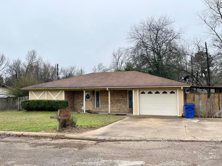 PERFECT STARTER HOME!   This two bedroom, two bath brick home - Beach Home for sale in Crystal Beach, Texas on Beachhouse.com