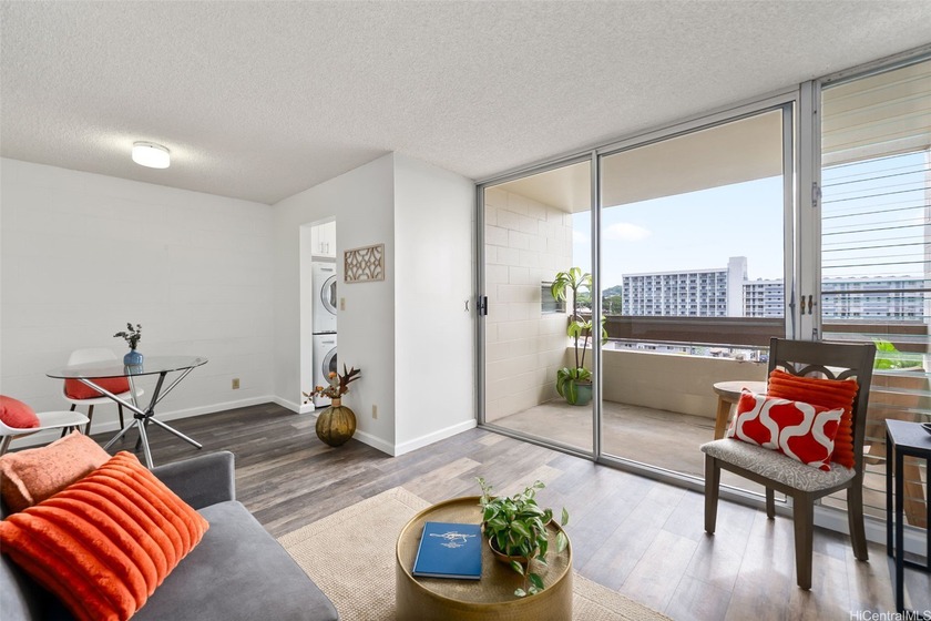 Stylish, move-in ready top-floor 1bd/1ba/1pkg with a covered - Beach Condo for sale in Honolulu, Hawaii on Beachhouse.com