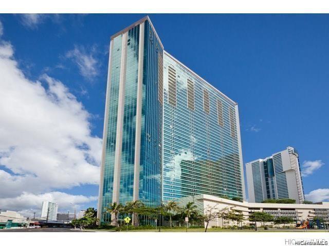 Beautiful Spacious and largest living room in the building. 2 - Beach Condo for sale in Honolulu, Hawaii on Beachhouse.com