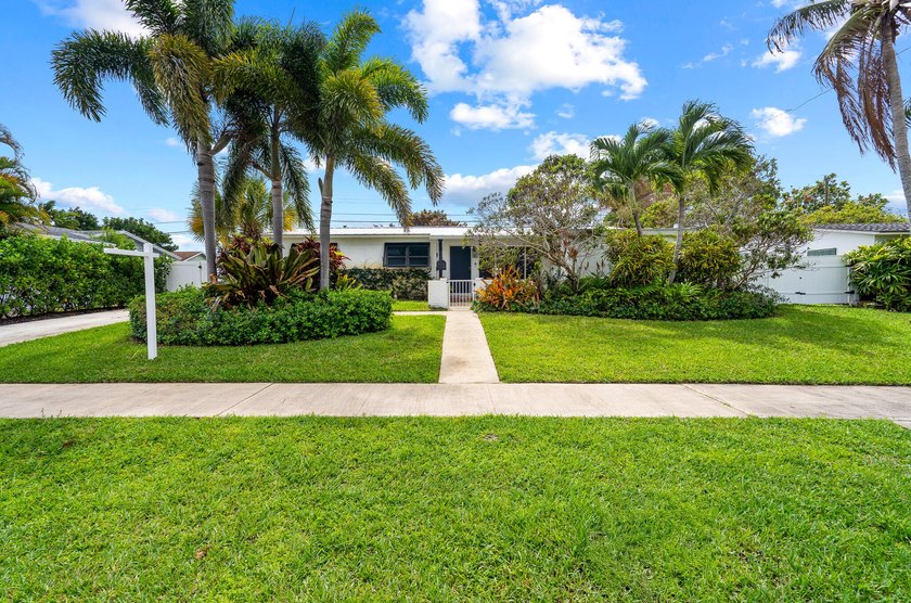 Beautifully updated 4/2 pool home in North Palm Beach. New metal - Beach Home for sale in North Palm Beach, Florida on Beachhouse.com