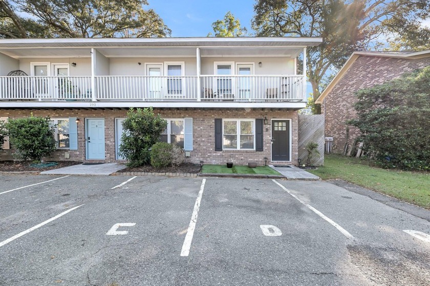 Welcome to this lovely end unit townhome featuring 2 bedrooms - Beach Home for sale in Charleston, South Carolina on Beachhouse.com