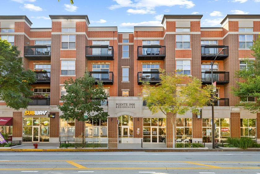 Welcome home to this spacious and bright 2-bedroom, 2-bath condo - Beach Condo for sale in Chicago, Illinois on Beachhouse.com