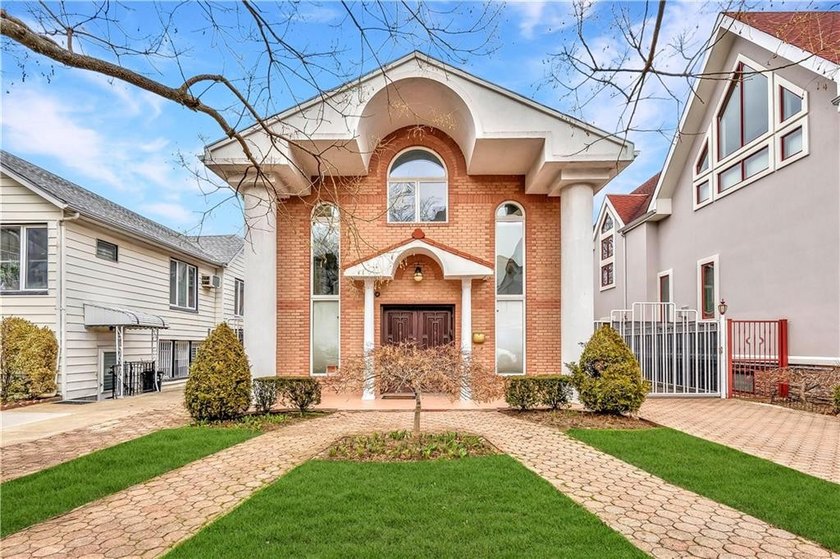 Perfectly positioned on the coveted eastern side of Amherst - Beach Townhome/Townhouse for sale in Brooklyn, New York on Beachhouse.com