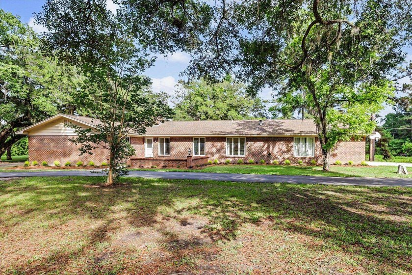 *1 photo is virtually staged* Stunning country retreat in N.E - Beach Home for sale in Tallahassee, Florida on Beachhouse.com