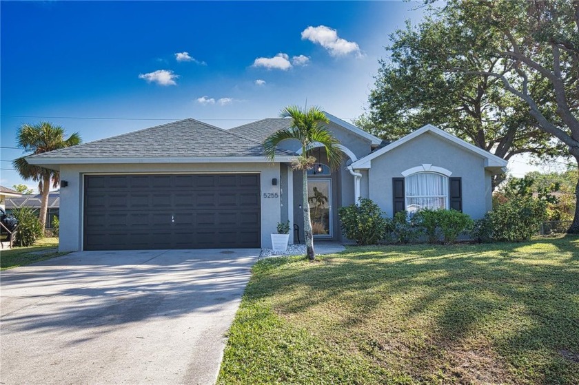 Come see this tastefully decorated and updated Florida Ranch - Beach Home for sale in Venice, Florida on Beachhouse.com