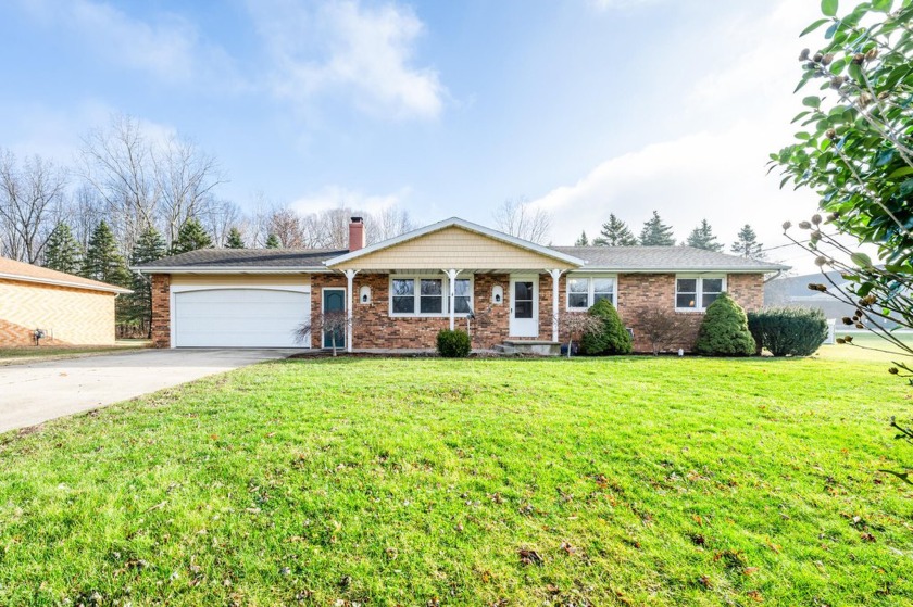 This delightful ranch home is neat as a pin with 3 BR, 1.5 BA on - Beach Home for sale in Bridgman, Michigan on Beachhouse.com