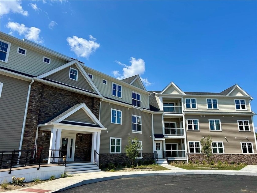**SPACIOUS 1 BED UNIT, HUGE WALK-IN CLOSET, GREAT SEASONAL WATER - Beach Condo for sale in East Greenwich, Rhode Island on Beachhouse.com
