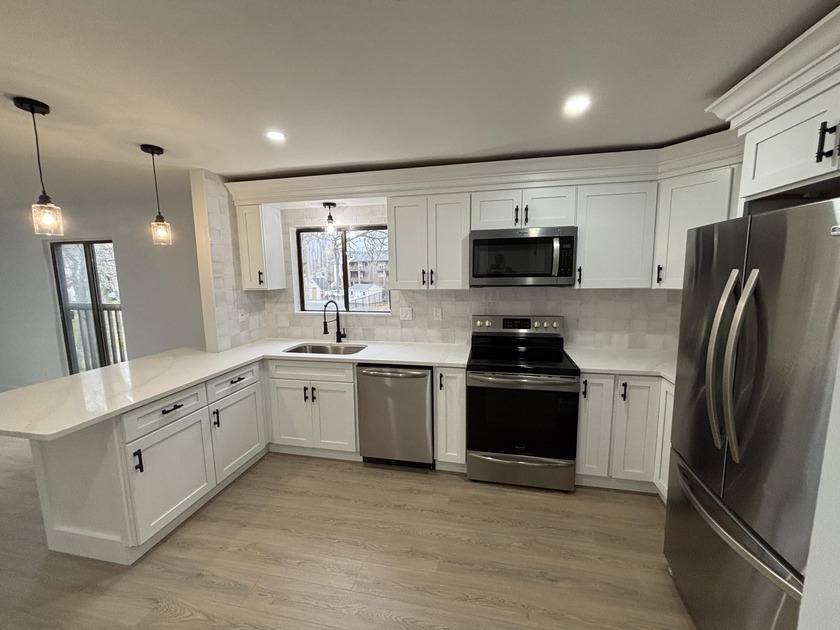 Beautifully rehabbed 3 bedroom, 2 bath end-unit condo in a prime - Beach Condo for sale in Hyannis, Massachusetts on Beachhouse.com