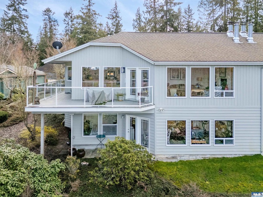Beautifully updated 3 BR, 3 bath home overlooking the 11th hole - Beach Condo for sale in Sequim, Washington on Beachhouse.com