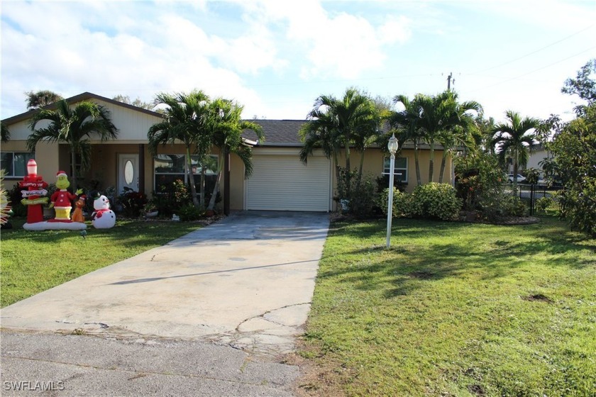 This stunning 4-bedroom+Den, 2-bathroom home is well centralized - Beach Home for sale in North Fort Myers, Florida on Beachhouse.com