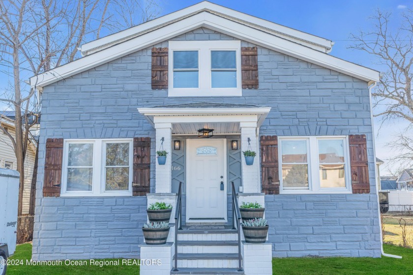 Gorgeous, very large, just renovated 5 bedroom home with an - Beach Home for sale in Keansburg, New Jersey on Beachhouse.com