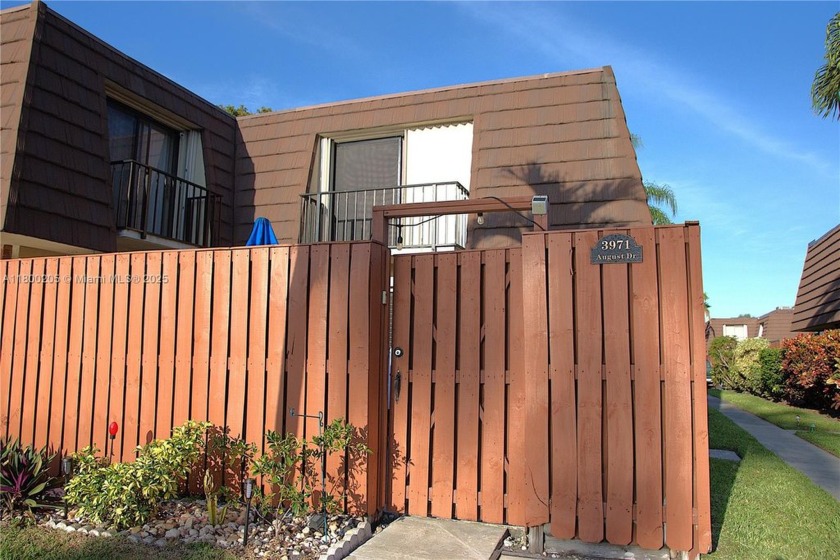 Negotiable  Spacious 2 bed, 2.5 bath townhouse with 1,302 sq ft - Beach Townhome/Townhouse for sale in Lake Worth, Florida on Beachhouse.com