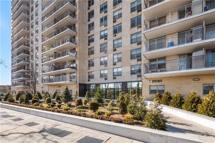 3 Beds 1.5 Baths - Apartment Brightwater Towers Condo - Brighton - Beach Condo for sale in Brooklyn, New York on Beachhouse.com