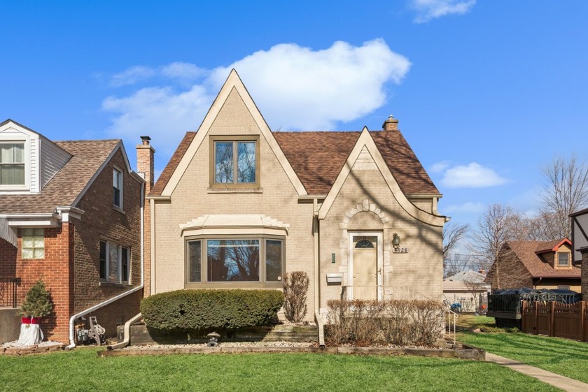 Starter home opportunity in Fairview School District!  This - Beach Home for sale in Skokie, Illinois on Beachhouse.com