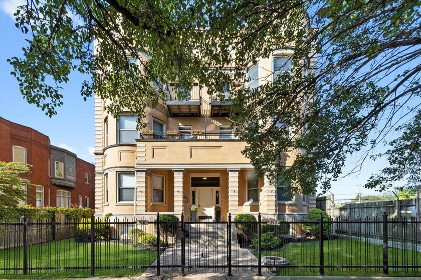 Nestled on the historic and tree-lined Oakwood Boulevard in the - Beach Condo for sale in Chicago, Illinois on Beachhouse.com