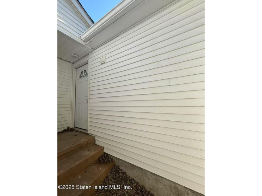 This beautifully renovated 2-bedroom, 1-bathroom starter home - Beach Home for sale in Staten Island, New York on Beachhouse.com