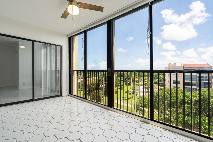 Lovely updated unit in desirable Huntington Lakes! This spacious - Beach Condo for sale in Delray Beach, Florida on Beachhouse.com