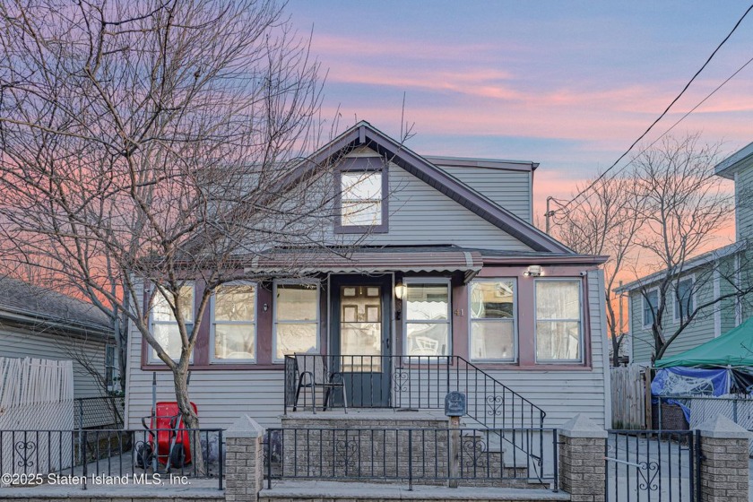 Welcome to 41 Center Place! A charming one-family detached - Beach Home for sale in Staten Island, New York on Beachhouse.com