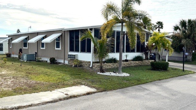 This charming single family home boasts 2 bedrooms and 2 - Beach Home for sale in North Fort Myers, Florida on Beachhouse.com