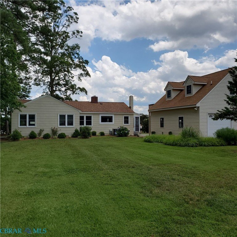 Adorable well-maintained classic river cottage overlooking the - Beach Home for sale in Kinsale, Virginia on Beachhouse.com