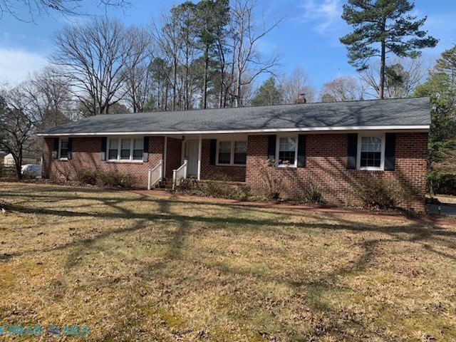 Beautiful Brick Ranch convenient to courthouse area. Handicap - Beach Home for sale in Gloucester, Virginia on Beachhouse.com