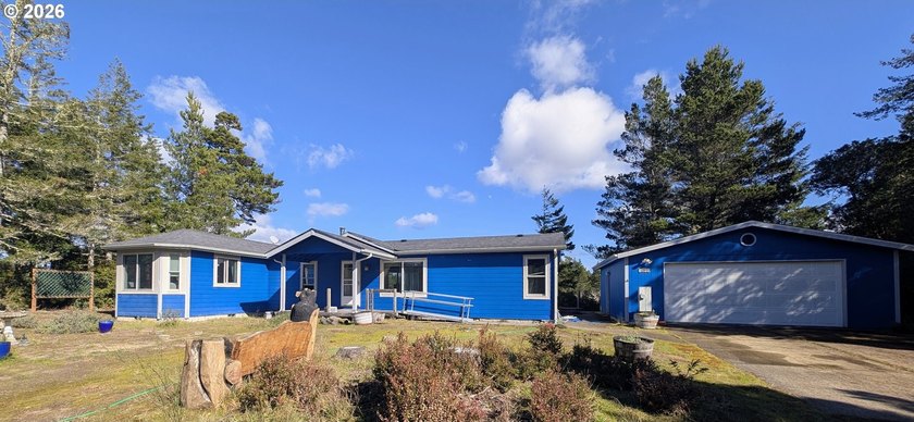 Tucked away in a peaceful setting, this home embodies the very - Beach Home for sale in Florence, Oregon on Beachhouse.com