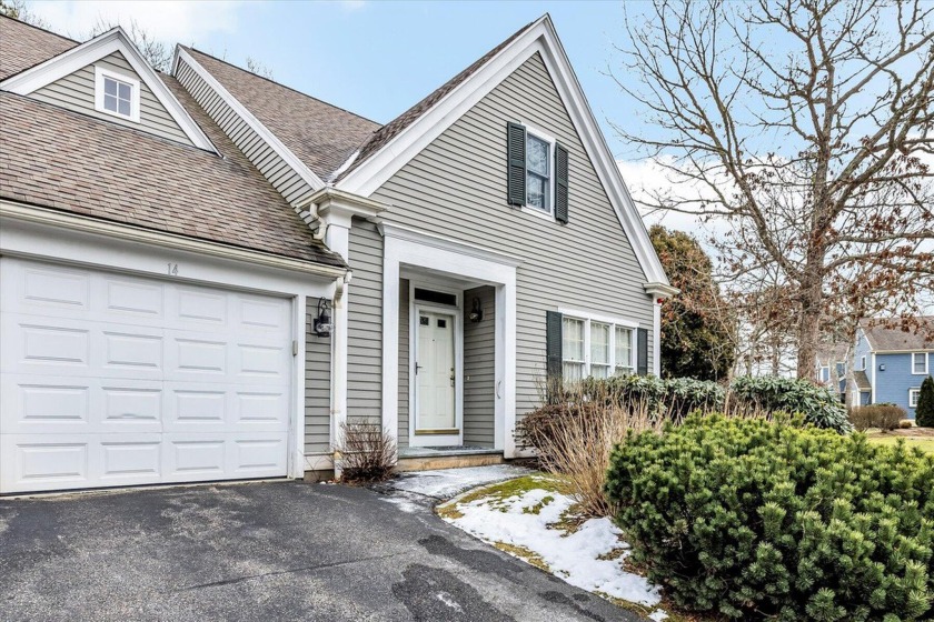 Introducing a stunning townhome in Stratford Ponds, boasting - Beach Condo for sale in Mashpee, Massachusetts on Beachhouse.com