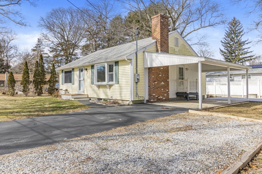 This charming yellow ranch nestled just steps away from Roger's - Beach Home for sale in Old Lyme, Connecticut on Beachhouse.com
