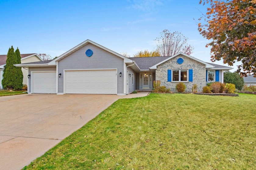 1-Owner Home: Right outside of Green Bay sits the secluded Red - Beach Home for sale in Green Bay, Wisconsin on Beachhouse.com