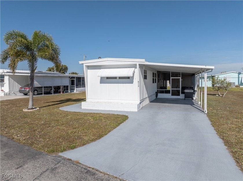 Beautifully maintained 2 bedroom 1&1/2 bathroom home in Tamiami - Beach Home for sale in North Fort Myers, Florida on Beachhouse.com