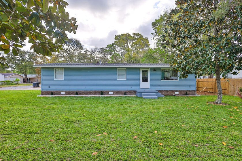 Welcome to 5 Jonquil Ave NW, a charming single-family home - Beach Home for sale in Fort Walton Beach, Florida on Beachhouse.com