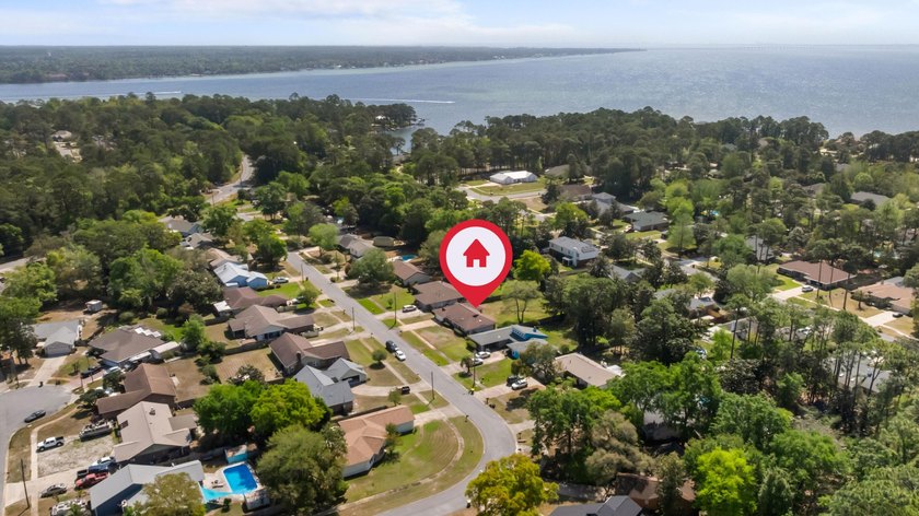 3-bedroom, 2-bath home in the heart of Niceville with a spacious - Beach Home for sale in Niceville, Florida on Beachhouse.com