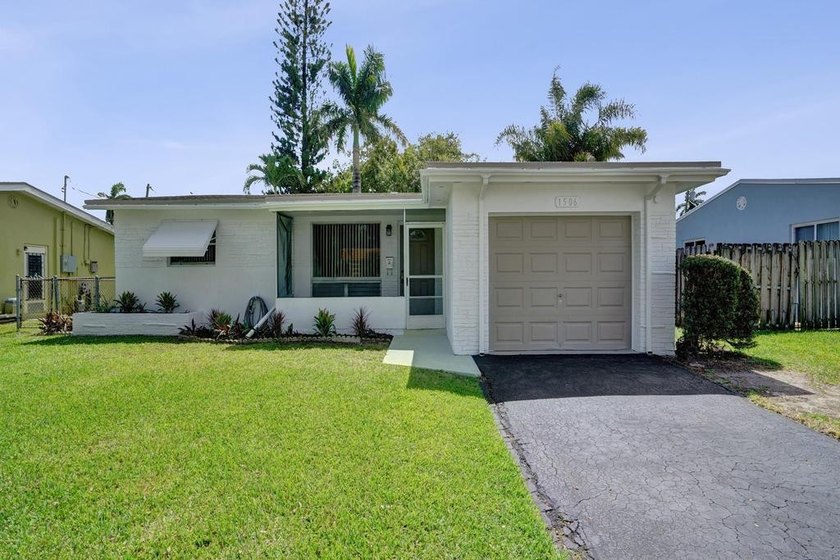 Beautiful spacious East Hollywood 2/2 home with 1 car garage and - Beach Home for sale in Hollywood, Florida on Beachhouse.com