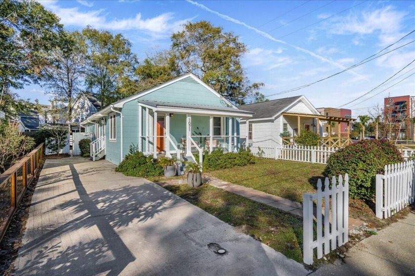 HOME IS AN  AND BEING SOLD FULLY FURNISHED! Welcome to your - Beach Home for sale in North Charleston, South Carolina on Beachhouse.com