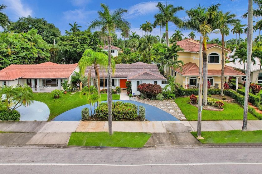 Spacious home with 4 bedrooms and 4 bathrooms located just five - Beach Home for sale in Hollywood, Florida on Beachhouse.com