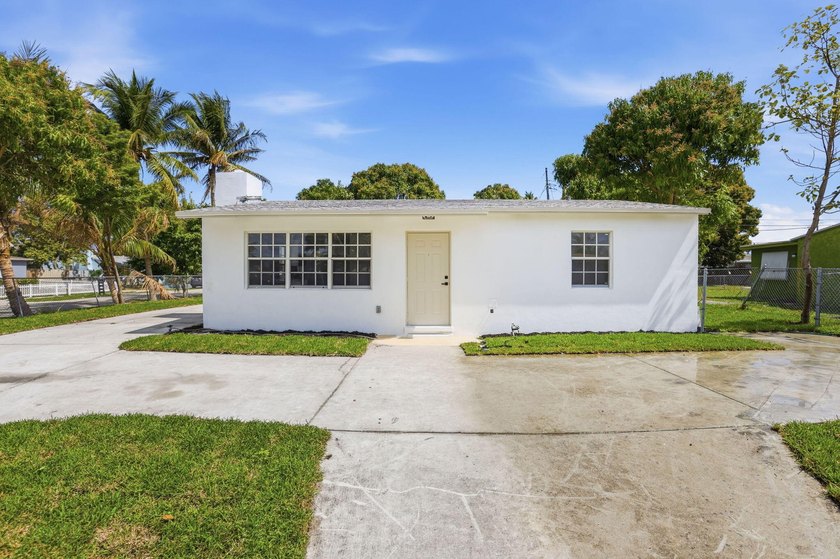 This beautiful home has been totally updated and remodeled from - Beach Home for sale in West Palm Beach, Florida on Beachhouse.com
