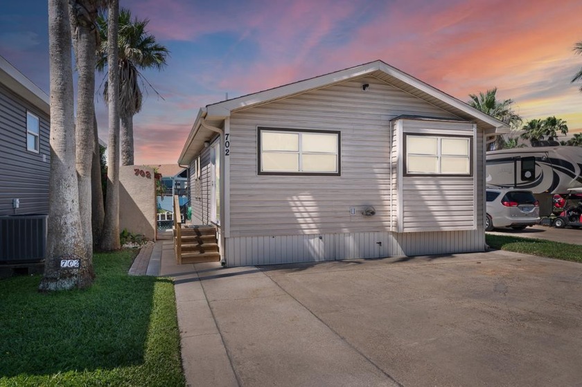 Waterfront, waterfront, waterfront! This 2 bedroom 1.5 bath - Beach Home for sale in Port Isabel, Texas on Beachhouse.com