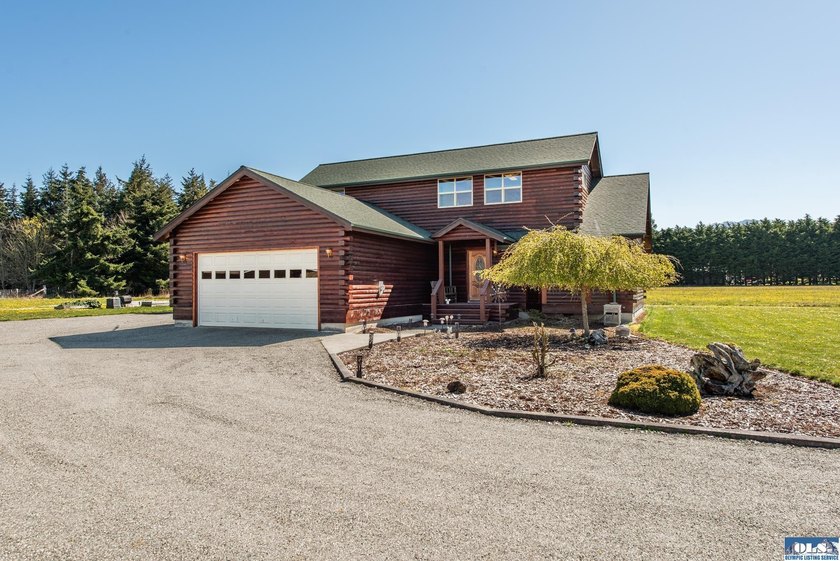 Beautifully maintained one-owner residence on 1.25 acres - Beach Home for sale in Port Angeles, Washington on Beachhouse.com
