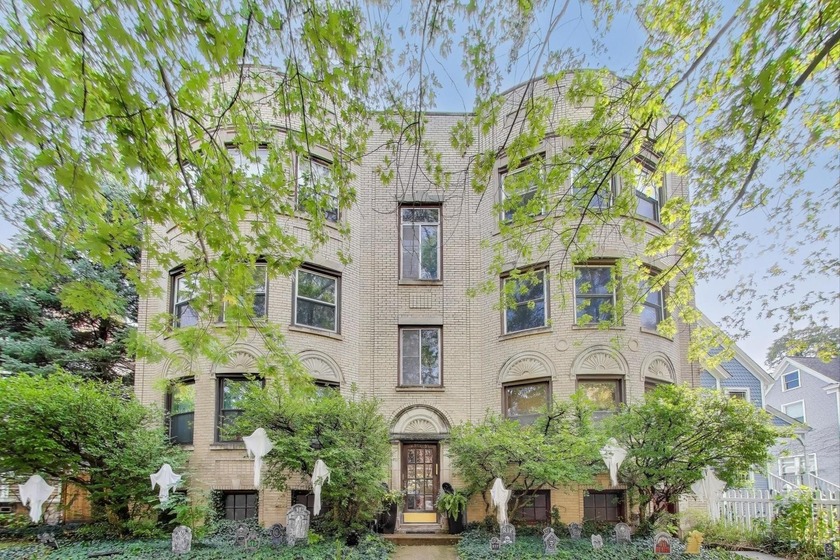 Beautifully updated 3 bed, 2 bath condo in a classic Rogers Park - Beach Condo for sale in Chicago, Illinois on Beachhouse.com