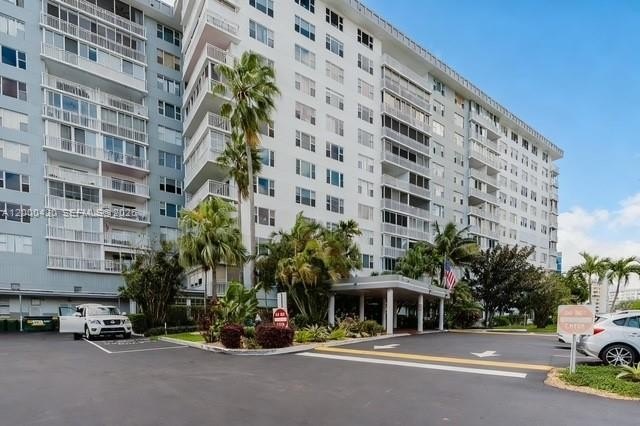 Beautifully maintained home offering a bright, open layout with - Beach Condo for sale in Hollywood, Florida on Beachhouse.com