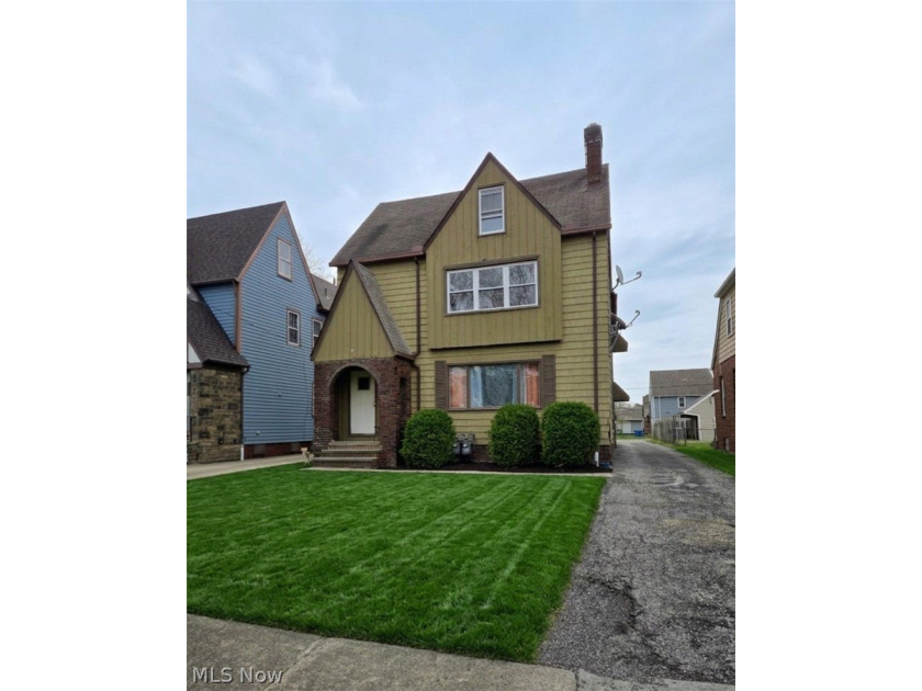 Charming Duplex in Cleveland! Features 2 bedrooms and 1 bath in - Beach Home for sale in Cleveland, Ohio on Beachhouse.com