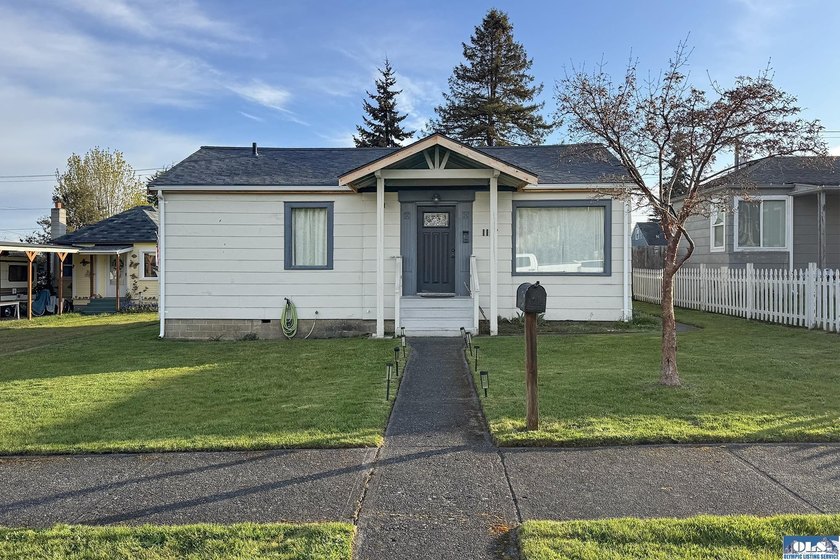 Charming 3 bed/2 bath home in Central Port Angeles! Home boasts - Beach Home for sale in Port Angeles, Washington on Beachhouse.com