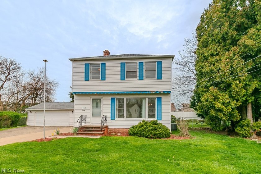 Charming colonial located on a cul-de-sac featuring hardwood - Beach Home for sale in Willowick, Ohio on Beachhouse.com