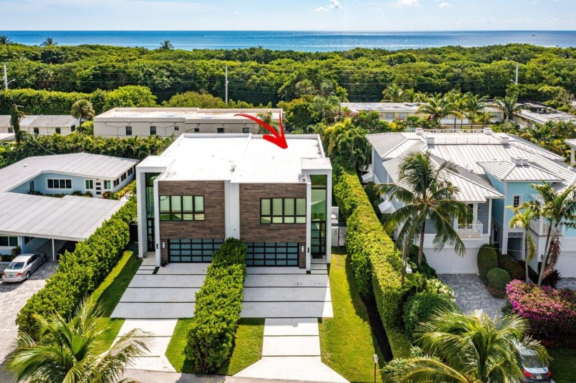 This beachside contemporary townhome, located just a block from - Beach Townhome/Townhouse for sale in Boca Raton, Florida on Beachhouse.com