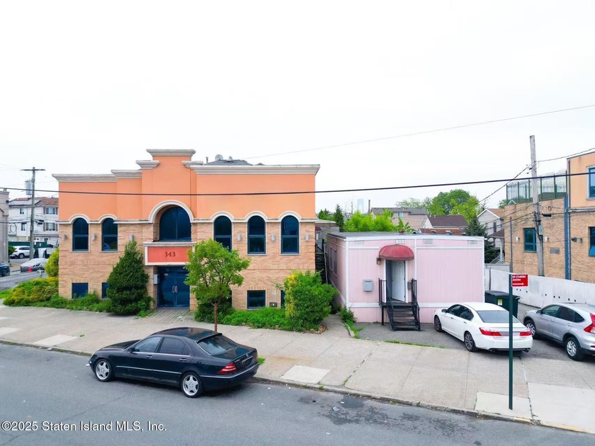 This two-story building offers approx. 2,880 SF with 4-5 large - Beach Commercial for sale in Staten Island, New York on Beachhouse.com